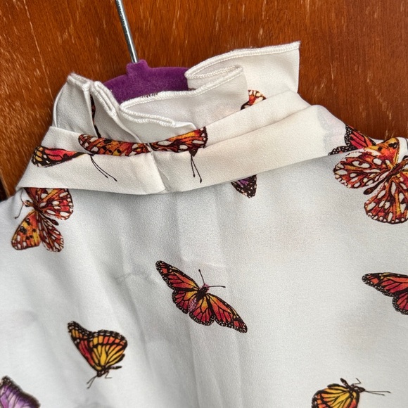 🦋👐🦋👐🌹🌸New York & Company White Blouse with Butterfly Print - Picture 11 of 11